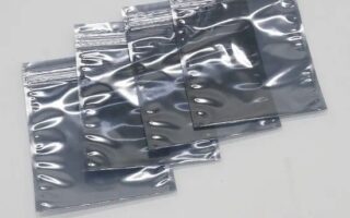 Mehrere silberne ESD-Schutzbeutel für empfindliche Elektronik