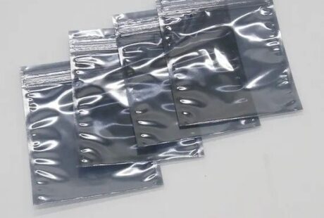 Mehrere silberne ESD-Schutzbeutel für empfindliche Elektronik