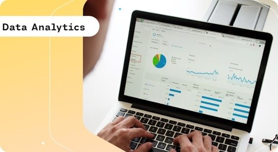 Laptop mit Dashboard aus Diagrammen und Datenanalysen auf dem Bildschirm