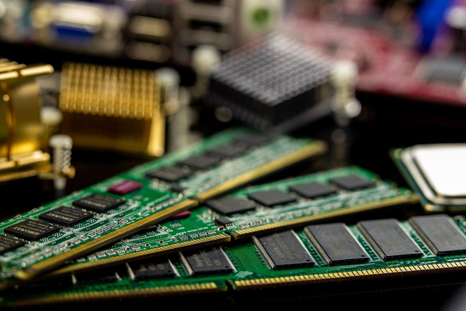 Nahaufnahme mehrerer grüner RAM-Module mit sichtbaren Speicherchips