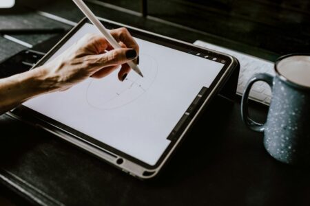 Hand zeichnet mit einem Eingabestift auf einem Grafiktablet