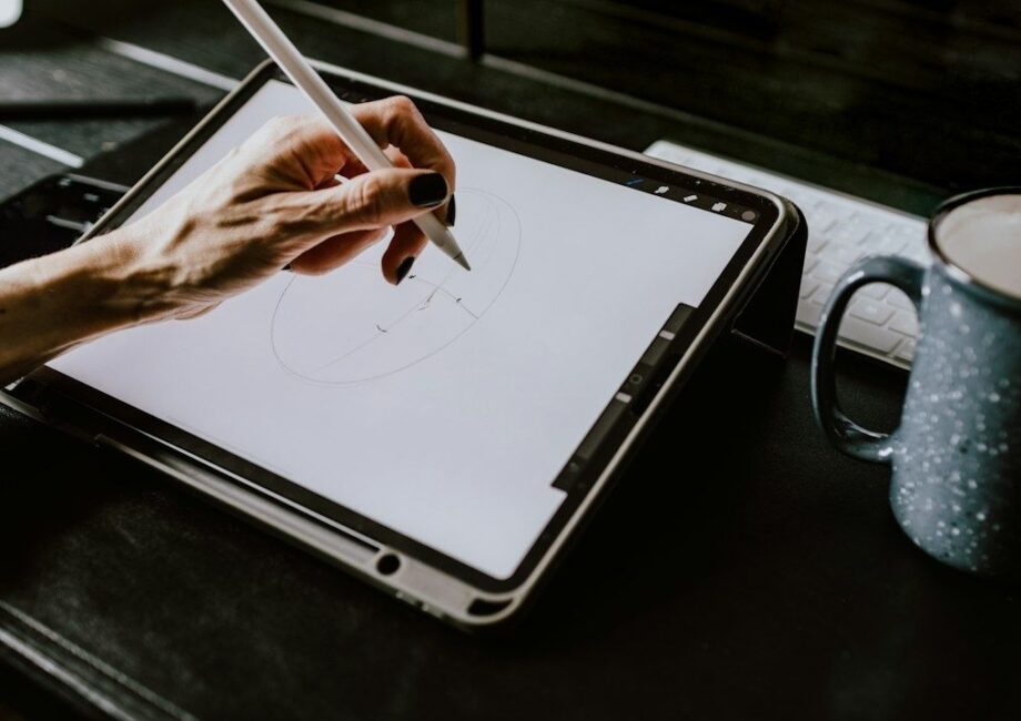 Hand zeichnet mit einem Eingabestift auf einem Grafiktablet